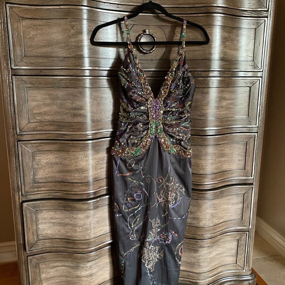 Mandaley dress. Size 4 but run small. Fits more like size 2. - Picture 3 of 8